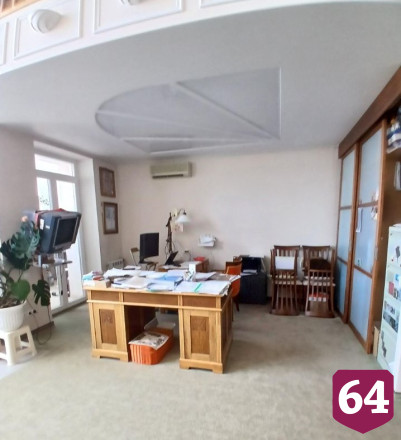 В центре Саратова продают двухэтажную квартиру со смотровой площадкой
